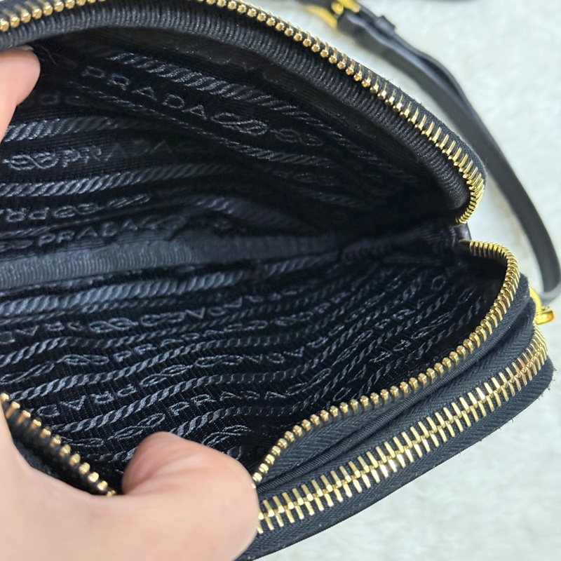 好看Prada黑色尼龍 拼防刮牛皮 揹帶長度可調 斜揹包 金色釦-7