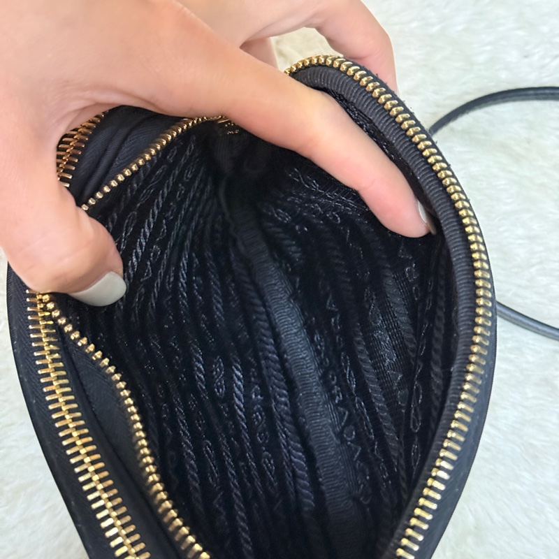 好看Prada黑色尼龍 拼防刮牛皮 揹帶長度可調 斜揹包 金色釦-8