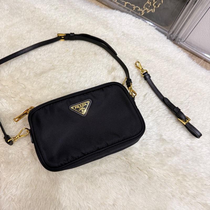 好看Prada黑色尼龍 拼防刮牛皮 揹帶長度可調 斜揹包 金色釦-11