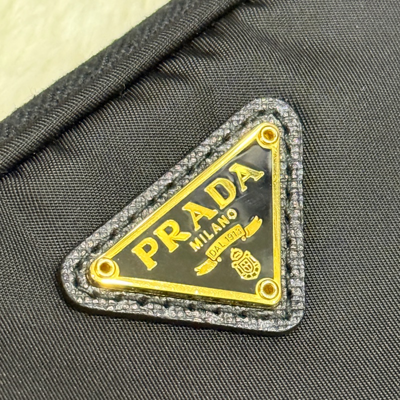好看Prada黑色尼龍 拼防刮牛皮 揹帶長度可調 斜揹包 金色釦-15