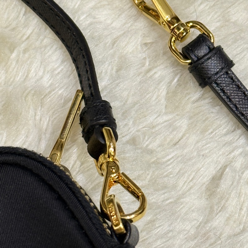 好看Prada黑色尼龍 拼防刮牛皮 揹帶長度可調 斜揹包 金色釦-16
