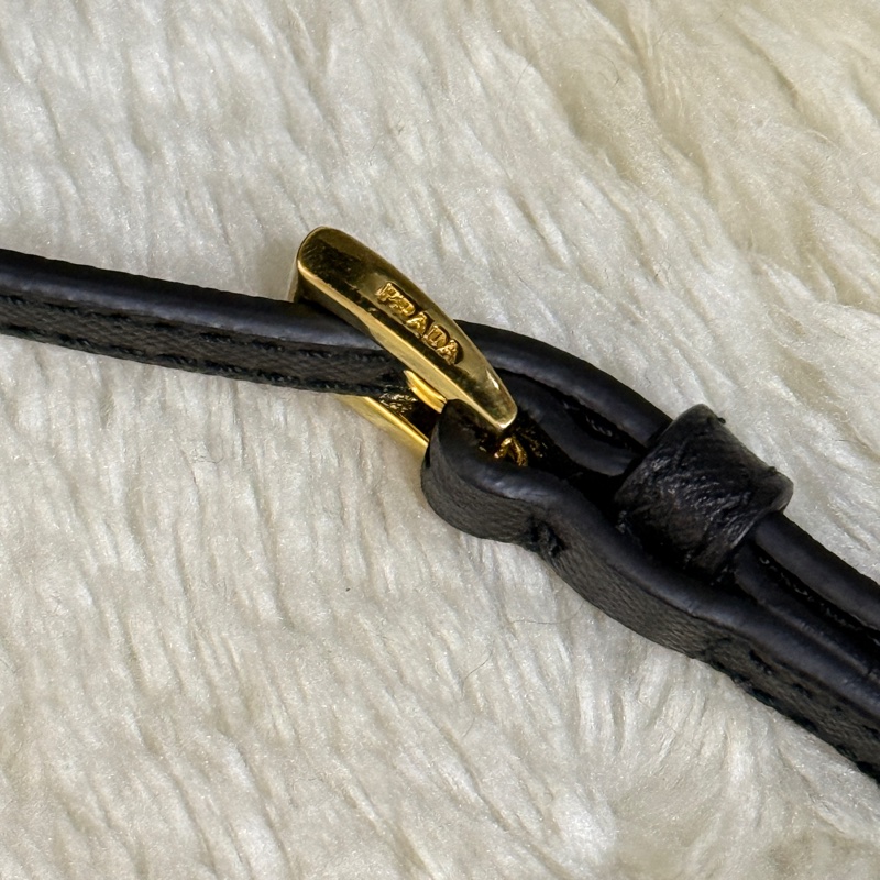 好看Prada黑色尼龍 拼防刮牛皮 揹帶長度可調 斜揹包 金色釦-17