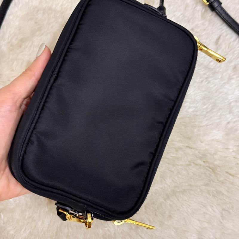 好看Prada黑色尼龍 拼防刮牛皮 揹帶長度可調 斜揹包 金色釦-21