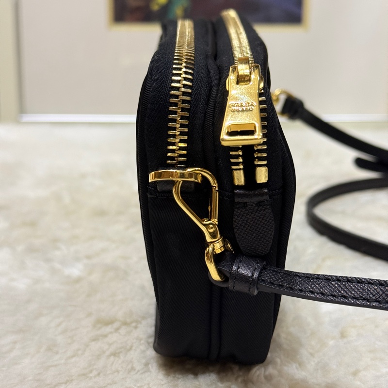 好看Prada黑色尼龍 拼防刮牛皮 揹帶長度可調 斜揹包 金色釦-24