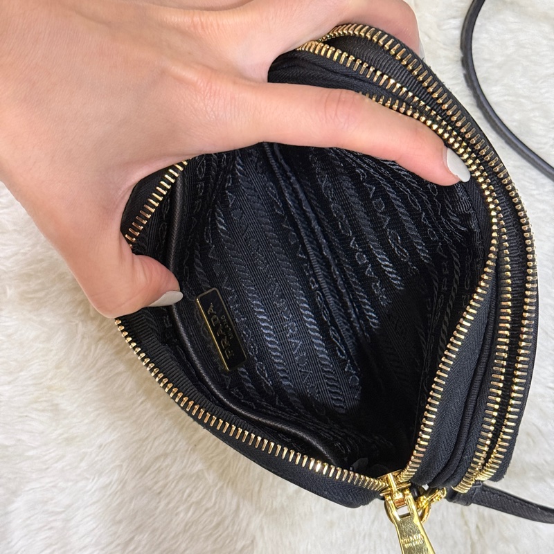 好看Prada黑色尼龍 拼防刮牛皮 揹帶長度可調 斜揹包 金色釦-25