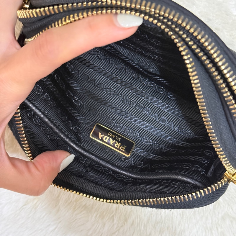 好看Prada黑色尼龍 拼防刮牛皮 揹帶長度可調 斜揹包 金色釦-26