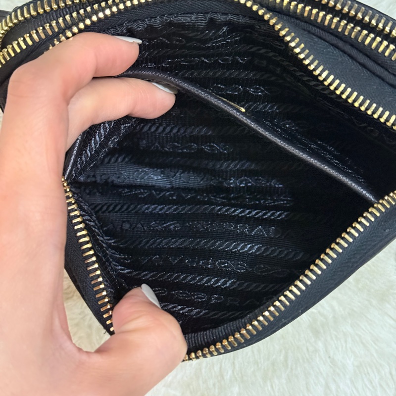 好看Prada黑色尼龍 拼防刮牛皮 揹帶長度可調 斜揹包 金色釦-27