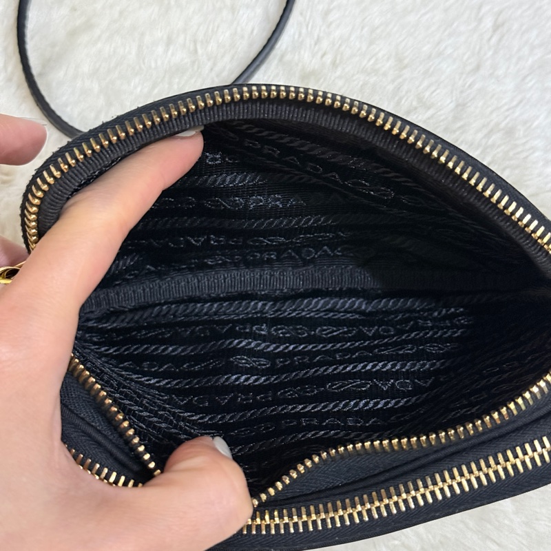 好看Prada黑色尼龍 拼防刮牛皮 揹帶長度可調 斜揹包 金色釦-29