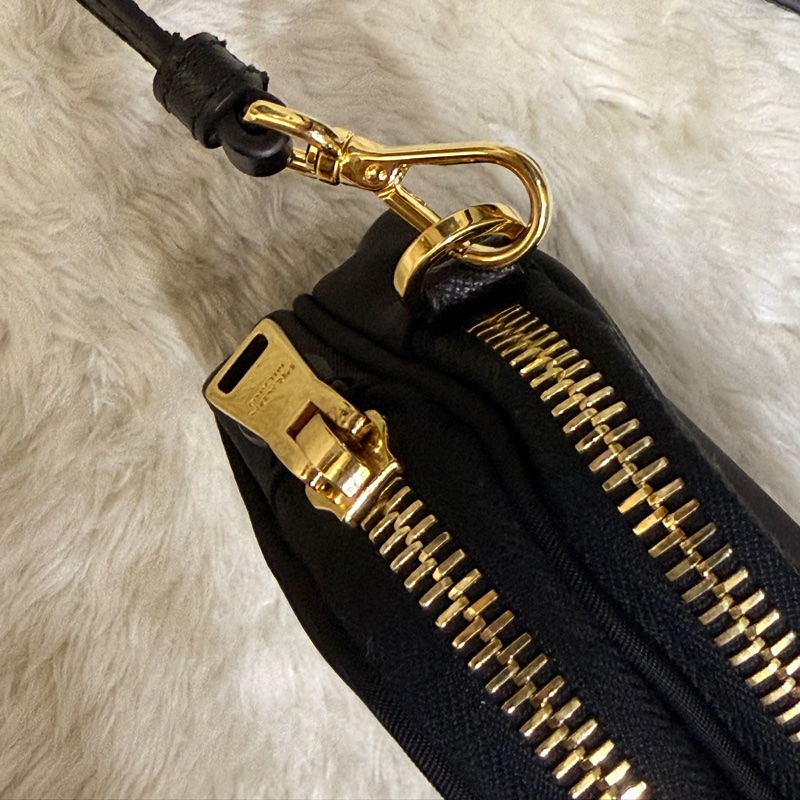 好看Prada黑色尼龍 拼防刮牛皮 揹帶長度可調 斜揹包 金色釦-33