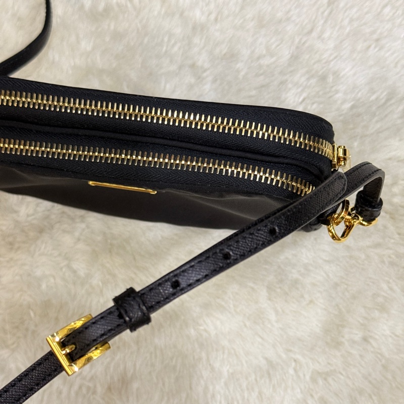 好看Prada黑色尼龍 拼防刮牛皮 揹帶長度可調 斜揹包 金色釦-35