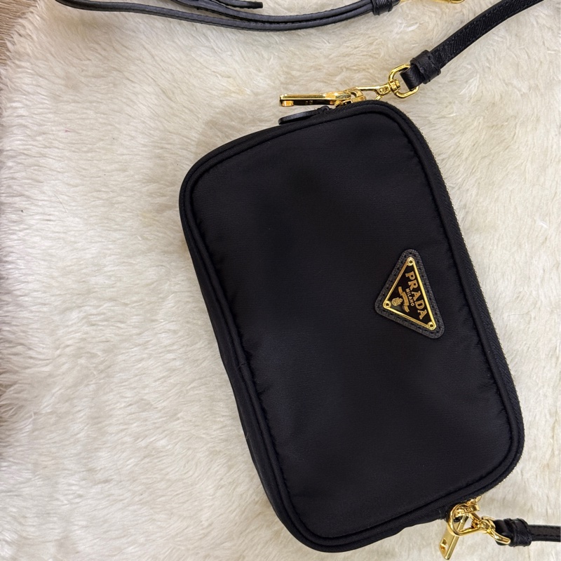 好看Prada黑色尼龍 拼防刮牛皮 揹帶長度可調 斜揹包 金色釦-36