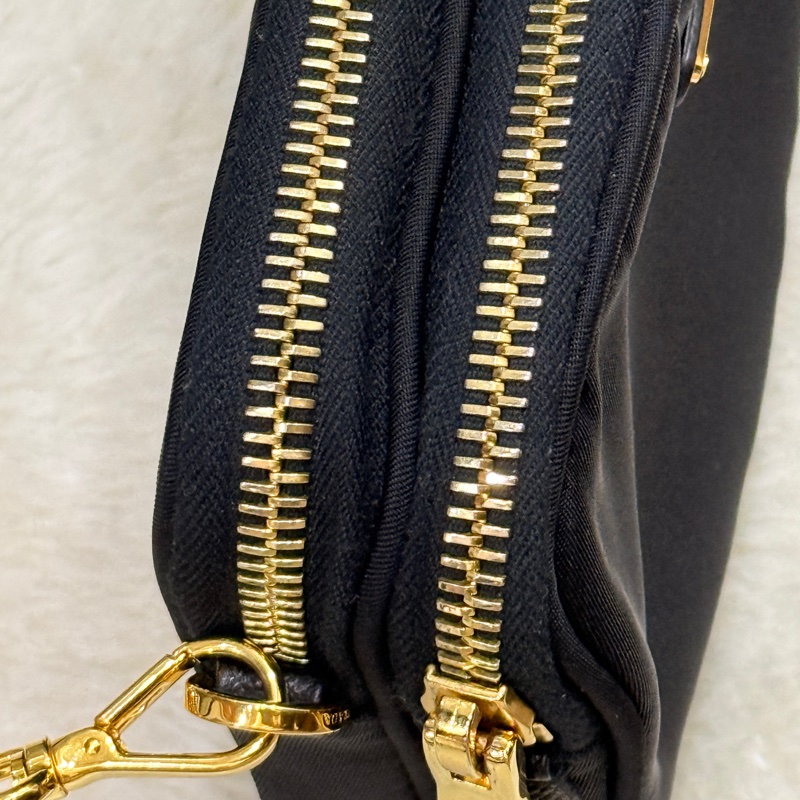 好看Prada黑色尼龍 拼防刮牛皮 揹帶長度可調 斜揹包 金色釦-37