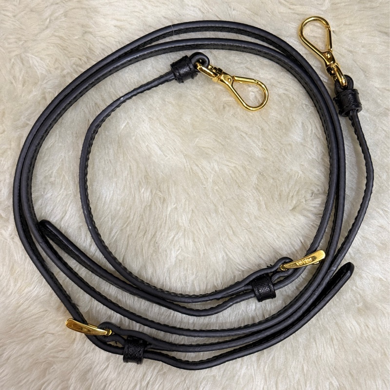 好看Prada黑色尼龍 拼防刮牛皮 揹帶長度可調 斜揹包 金色釦-42