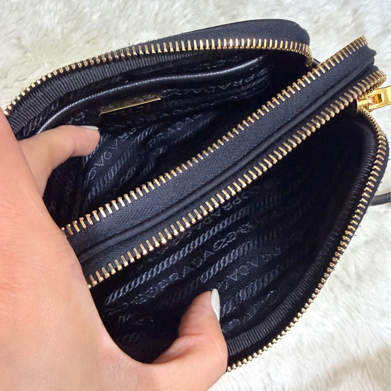 好看Prada黑色尼龍 拼防刮牛皮 揹帶長度可調 斜揹包 金色釦-44