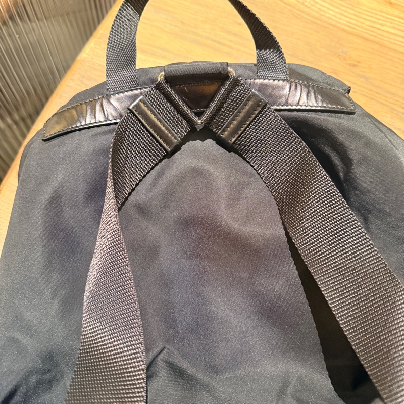 磁扣款 好用好裝好輕的黑色Prada降落傘材質防刮耐磨尼龍後背包-1