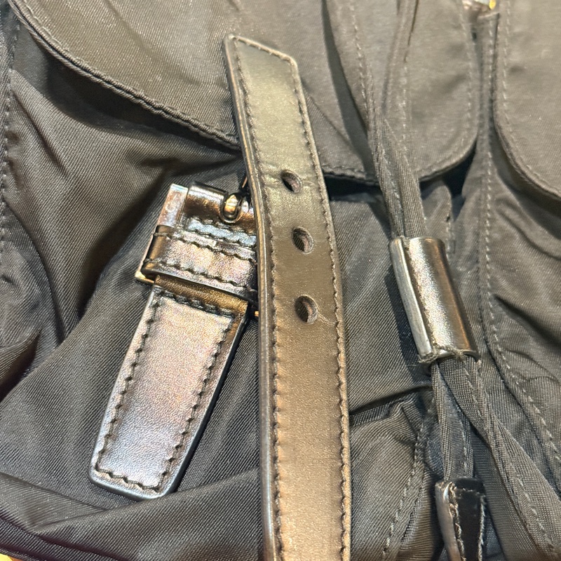 磁扣款 好用好裝好輕的黑色Prada降落傘材質防刮耐磨尼龍後背包-4