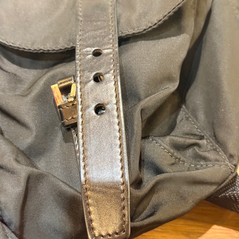 磁扣款 好用好裝好輕的黑色Prada降落傘材質防刮耐磨尼龍後背包-5