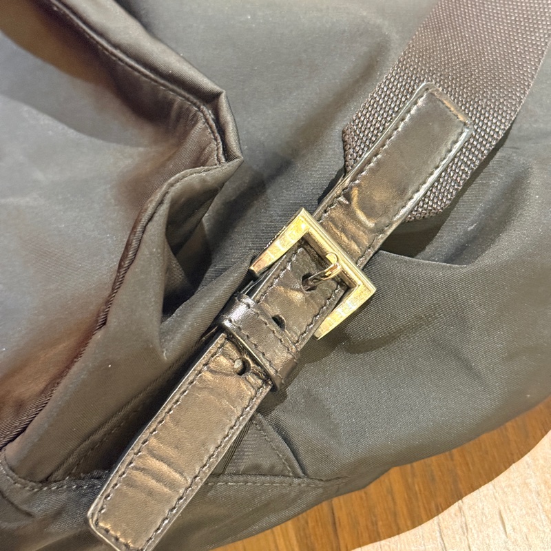 磁扣款 好用好裝好輕的黑色Prada降落傘材質防刮耐磨尼龍後背包-10