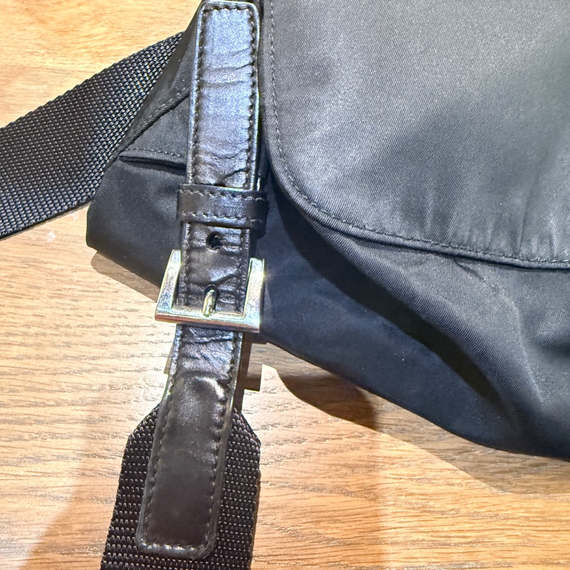 磁扣款 好用好裝好輕的黑色Prada降落傘材質防刮耐磨尼龍後背包-16