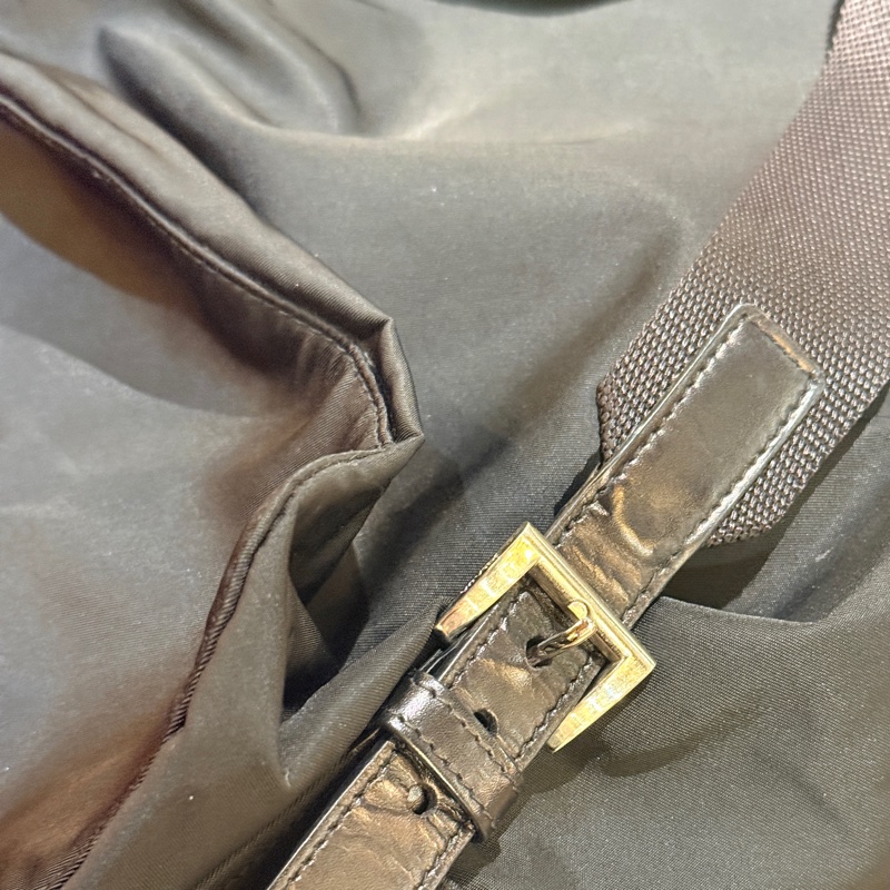 磁扣款 好用好裝好輕的黑色Prada降落傘材質防刮耐磨尼龍後背包-20