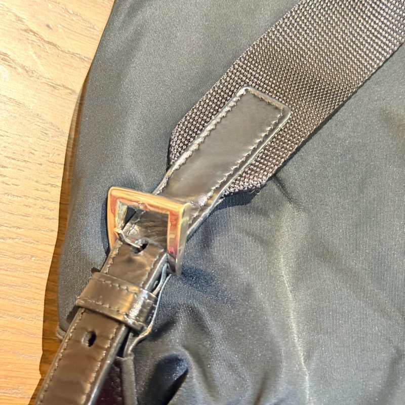 磁扣款 好用好裝好輕的黑色Prada降落傘材質防刮耐磨尼龍後背包-22