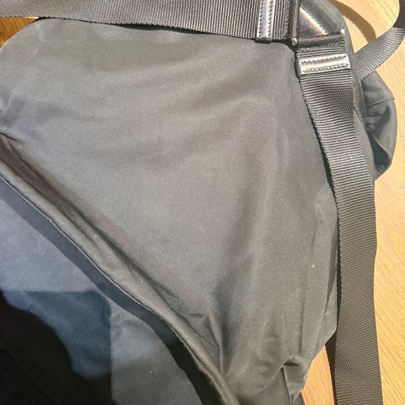 磁扣款 好用好裝好輕的黑色Prada降落傘材質防刮耐磨尼龍後背包-24