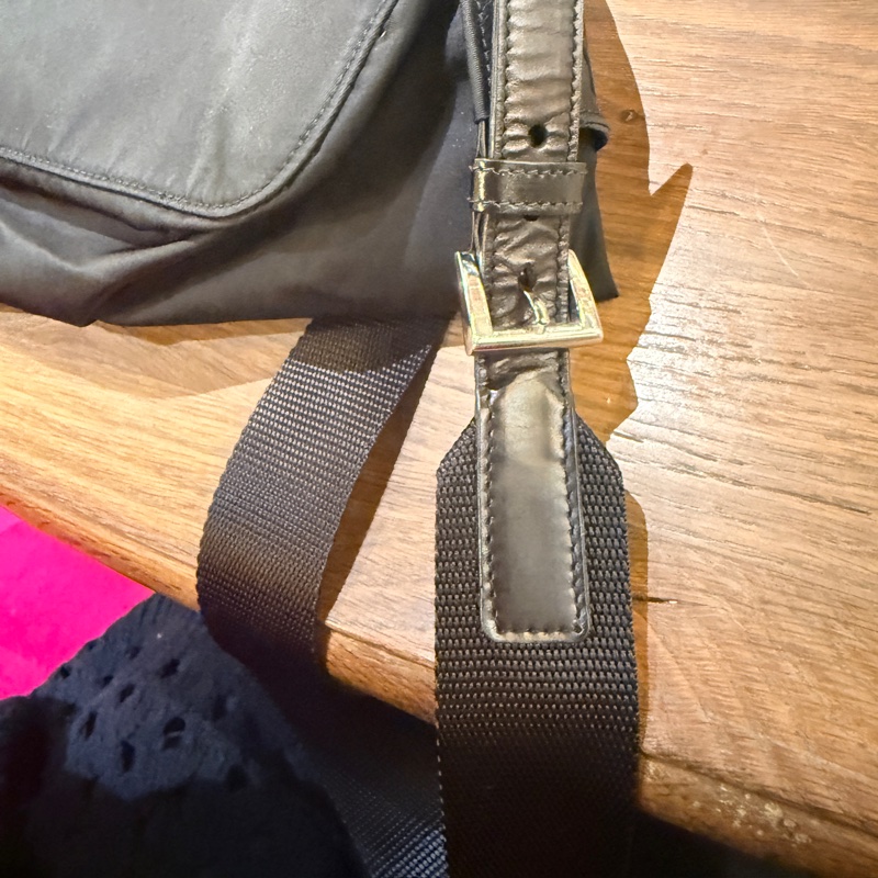 磁扣款 好用好裝好輕的黑色Prada降落傘材質防刮耐磨尼龍後背包-25