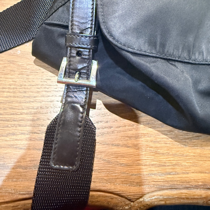 磁扣款 好用好裝好輕的黑色Prada降落傘材質防刮耐磨尼龍後背包-26