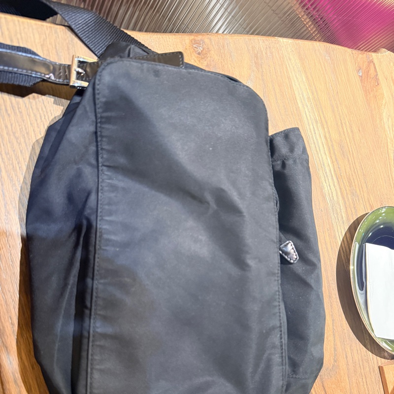 磁扣款 好用好裝好輕的黑色Prada降落傘材質防刮耐磨尼龍後背包-27