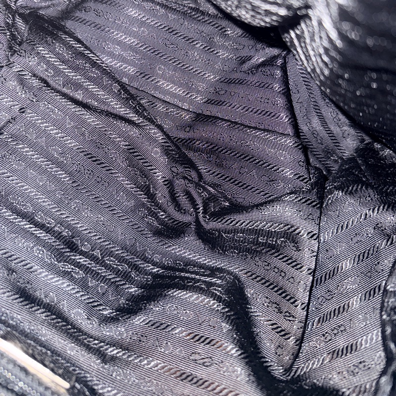 磁扣款 好用好裝好輕的黑色Prada降落傘材質防刮耐磨尼龍後背包-31