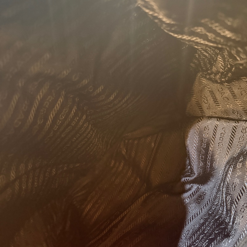 磁扣款 好用好裝好輕的黑色Prada降落傘材質防刮耐磨尼龍後背包-33