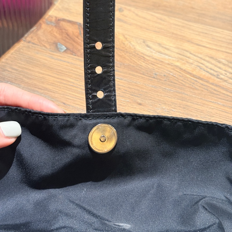 磁扣款 好用好裝好輕的黑色Prada降落傘材質防刮耐磨尼龍後背包-35