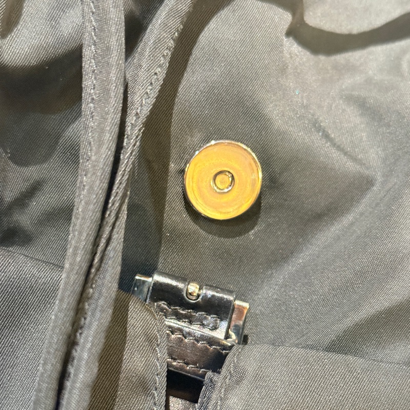 磁扣款 好用好裝好輕的黑色Prada降落傘材質防刮耐磨尼龍後背包-36