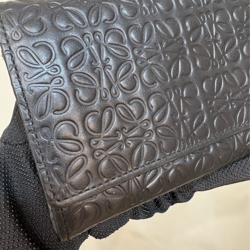Loewe 黑色壓紋扣式長夾-1