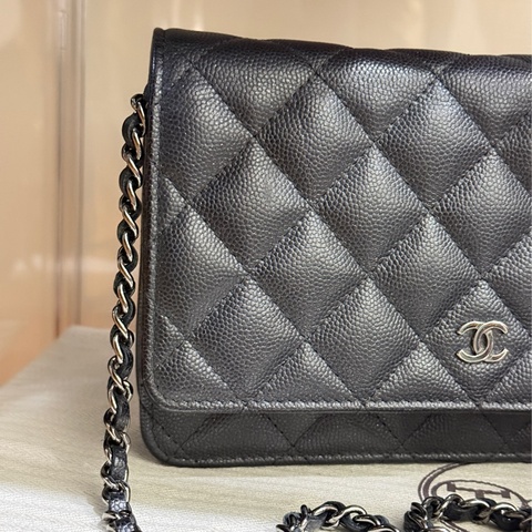 與一般黑銀CHANEL WOC有點不同 微微帶亮粉的黑色牛皮 荔枝皮 荔紋 黑銀香奈兒 翻蓋斜背包 錢包