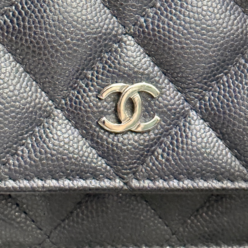 與一般黑銀CHANEL WOC有點不同 微微帶亮粉的黑色牛皮 荔枝皮 荔紋 黑銀香奈兒 翻蓋斜背包 錢包-2