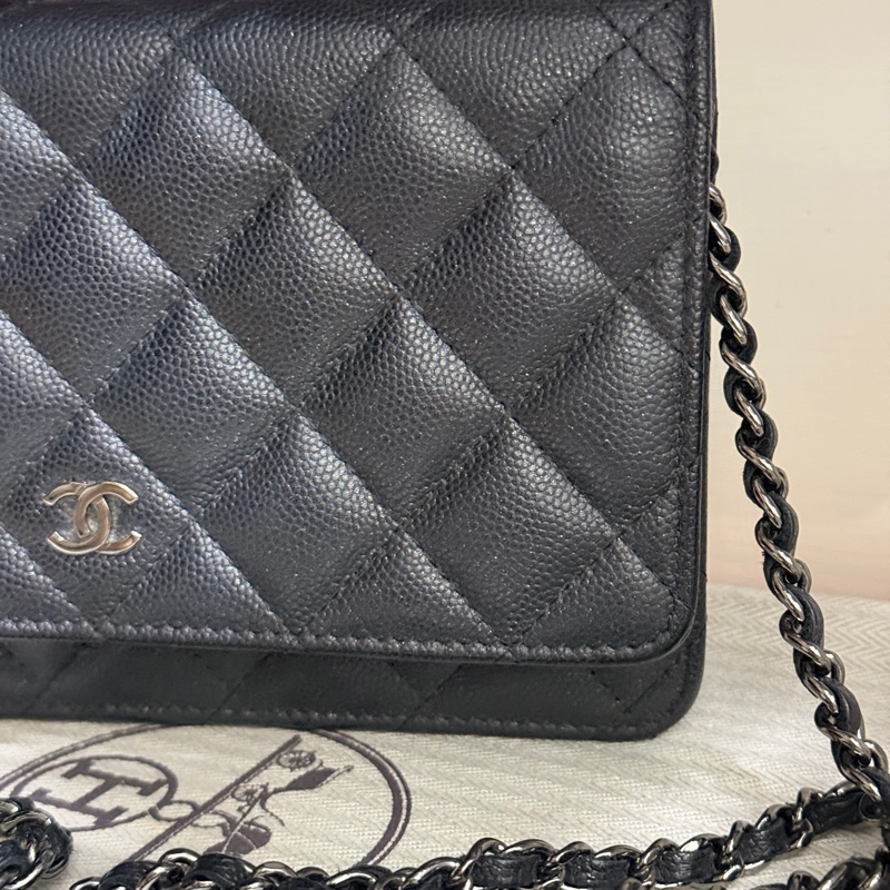 與一般黑銀CHANEL WOC有點不同 微微帶亮粉的黑色牛皮 荔枝皮 荔紋 黑銀香奈兒 翻蓋斜背包 錢包-3