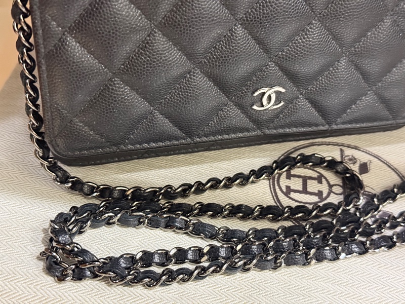 與一般黑銀CHANEL WOC有點不同 微微帶亮粉的黑色牛皮 荔枝皮 荔紋 黑銀香奈兒 翻蓋斜背包 錢包-5