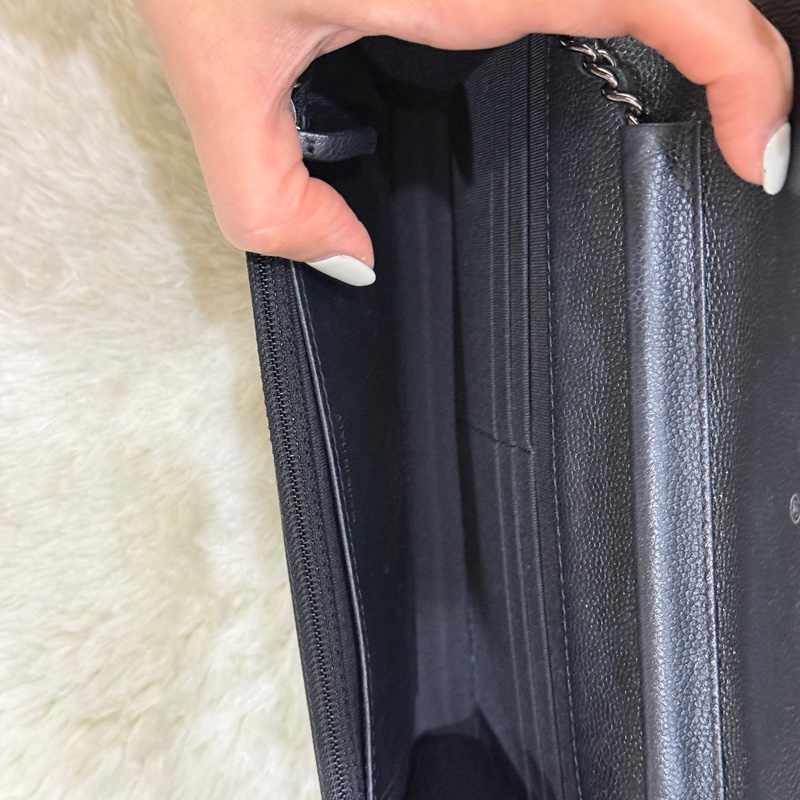 與一般黑銀CHANEL WOC有點不同 微微帶亮粉的黑色牛皮 荔枝皮 荔紋 黑銀香奈兒 翻蓋斜背包 錢包-15