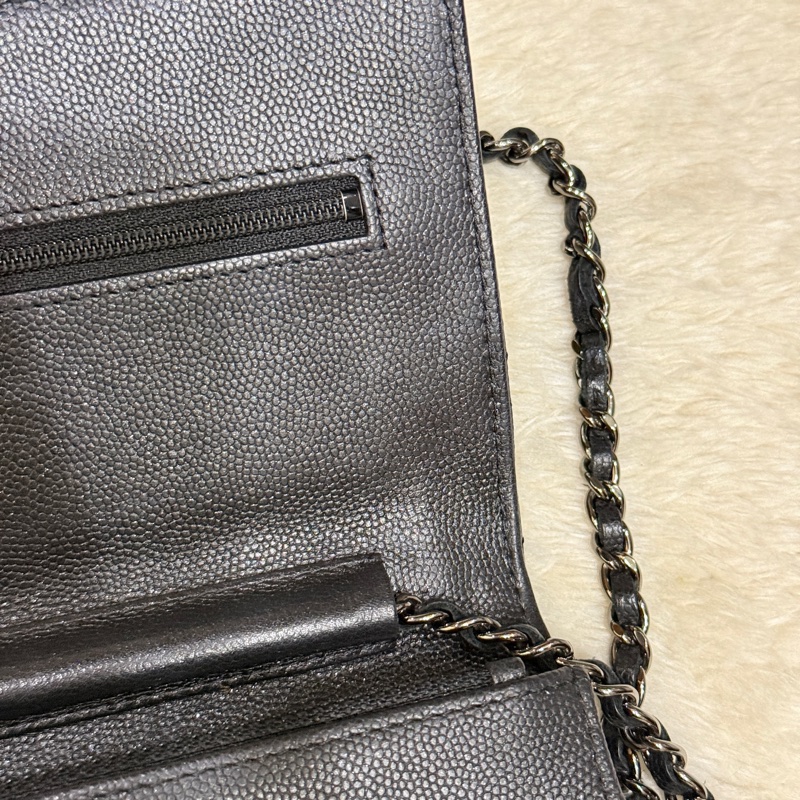 與一般黑銀CHANEL WOC有點不同 微微帶亮粉的黑色牛皮 荔枝皮 荔紋 黑銀香奈兒 翻蓋斜背包 錢包-17