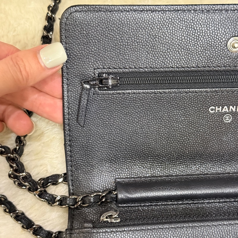 與一般黑銀CHANEL WOC有點不同 微微帶亮粉的黑色牛皮 荔枝皮 荔紋 黑銀香奈兒 翻蓋斜背包 錢包-18