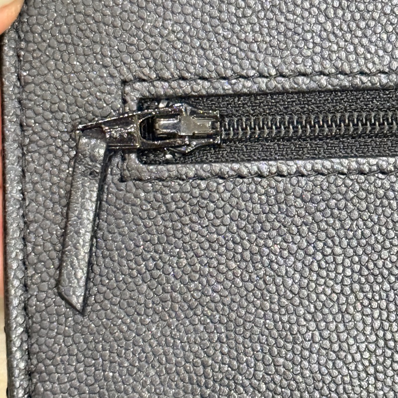 與一般黑銀CHANEL WOC有點不同 微微帶亮粉的黑色牛皮 荔枝皮 荔紋 黑銀香奈兒 翻蓋斜背包 錢包-19