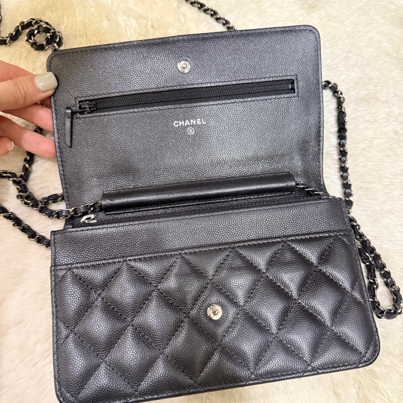 與一般黑銀CHANEL WOC有點不同 微微帶亮粉的黑色牛皮 荔枝皮 荔紋 黑銀香奈兒 翻蓋斜背包 錢包-21
