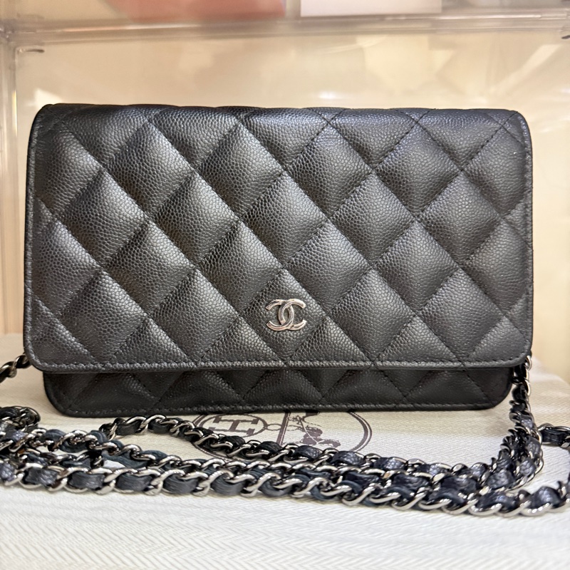 與一般黑銀CHANEL WOC有點不同 微微帶亮粉的黑色牛皮 荔枝皮 荔紋 黑銀香奈兒 翻蓋斜背包 錢包-28