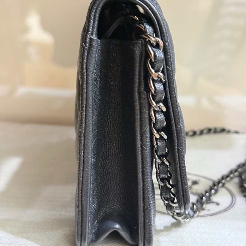 與一般黑銀CHANEL WOC有點不同 微微帶亮粉的黑色牛皮 荔枝皮 荔紋 黑銀香奈兒 翻蓋斜背包 錢包-31