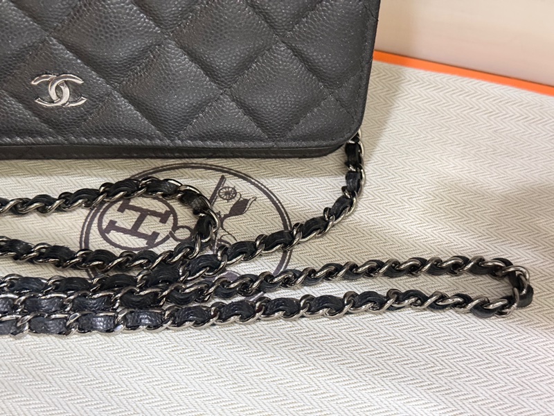 與一般黑銀CHANEL WOC有點不同 微微帶亮粉的黑色牛皮 荔枝皮 荔紋 黑銀香奈兒 翻蓋斜背包 錢包-33