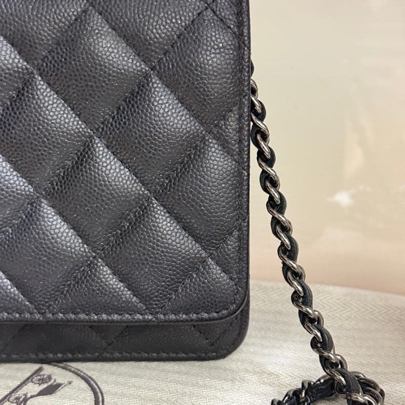 與一般黑銀CHANEL WOC有點不同 微微帶亮粉的黑色牛皮 荔枝皮 荔紋 黑銀香奈兒 翻蓋斜背包 錢包-35