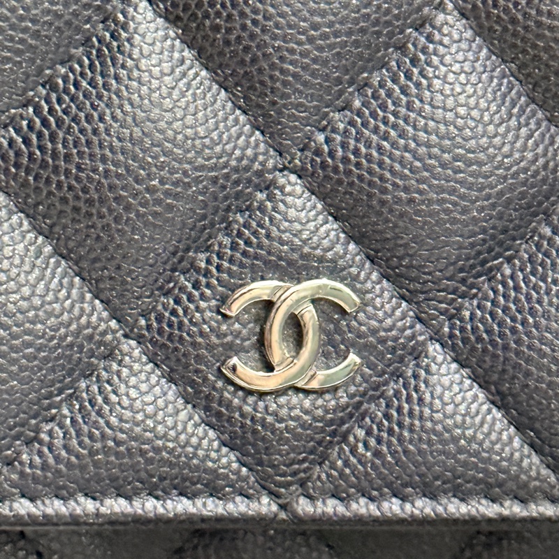 與一般黑銀CHANEL WOC有點不同 微微帶亮粉的黑色牛皮 荔枝皮 荔紋 黑銀香奈兒 翻蓋斜背包 錢包-38