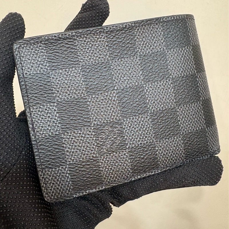 LV 黑灰棋盤格拼色短夾-1