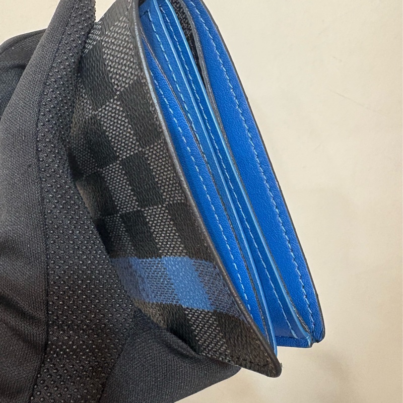 LV 黑灰棋盤格拼色短夾-2